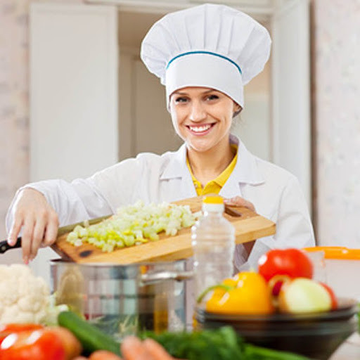 Для работы в Польше нужна женщина, которая сама будет управлять кухней Одесса - изображение 1