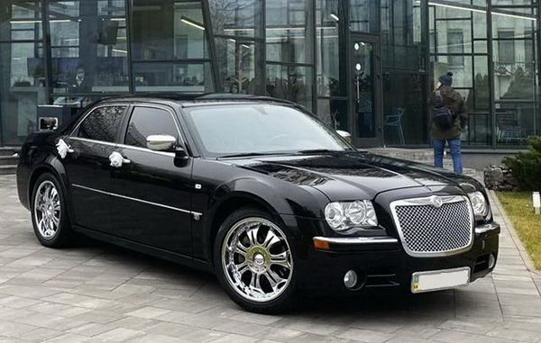 135 Chrysler 300C черный аренда авто на свадьбу с водителем Киев - изображение 1
