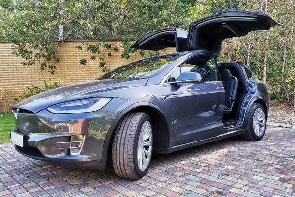 075 Tesla Model X серая электрический внедорожник арендовать на свадьбу съемки Київ - изображение 1