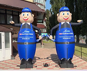 Человек машет на дороге, реклама в месте продаж 340 см Киев