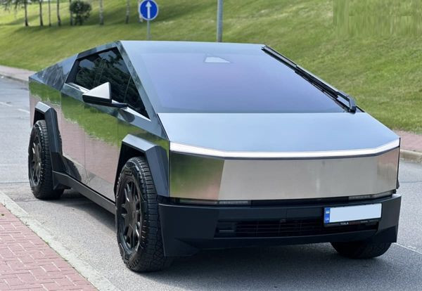 005 Tesla Cybertruck аренда с водителем для фотосессии съемки Киев - изображение 1