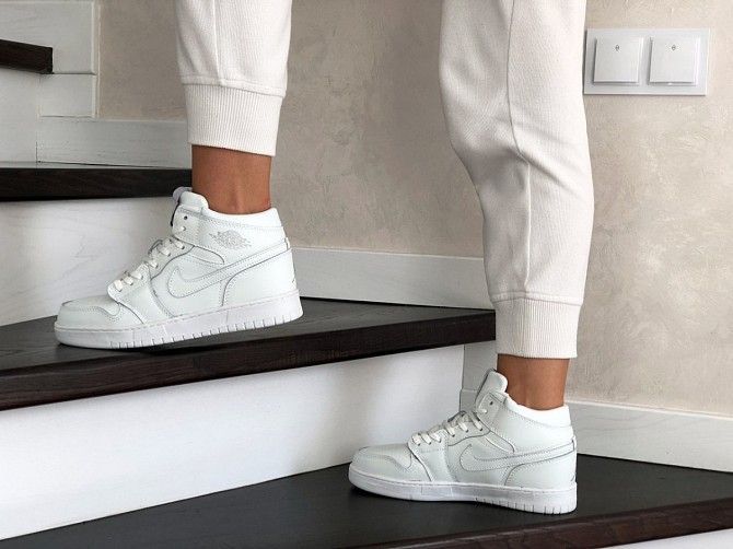 Женские зимние кроссовки белые Air Jordan 1 Retro 8680 Мелитополь - изображение 1