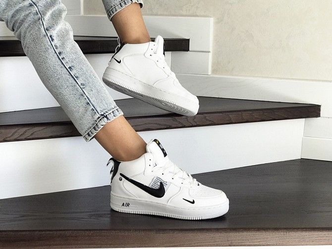 Женские зимние кроссовки белые с черным Nike Air Force 8479 Мелитополь - изображение 1