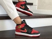 Женские зимние кроссовки черные с красным Air Jordan 1 Retro 8677 Мелитополь