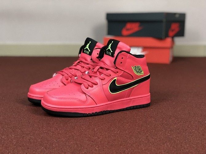 Женские кроссовки малиновые Air Jordan 1 Retro 8585 Мелитополь - изображение 1