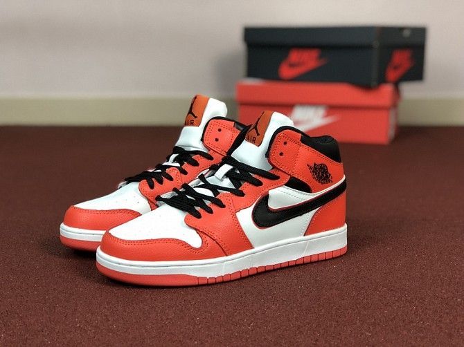 Женские кроссовки оранжевые с белым Nike Air Jordan 1 Retro 8584 Мелитополь - изображение 1