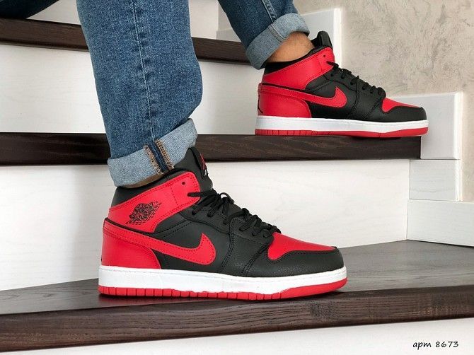 Мужские зимние кроссовки черные с красным Air Jordan 1 Retro 8673 Мелитополь - изображение 1