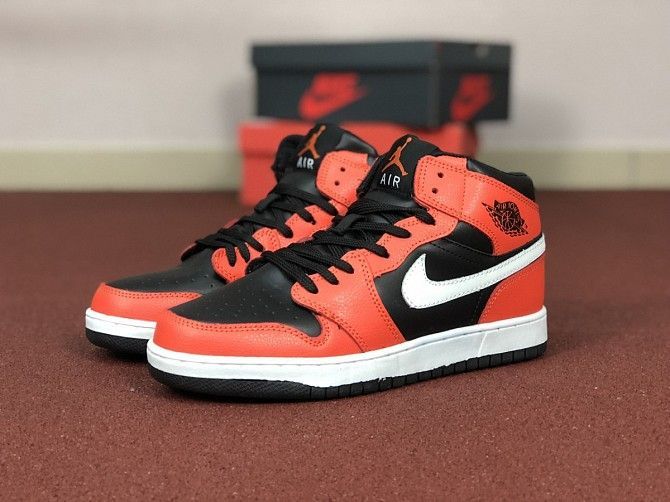 Мужские кроссовки оранжевые с черным и белым Air Jordan 1 Retro 8579 Мелитополь - изображение 1