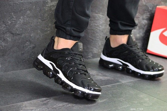 Мужские кроссовки черно-белые Air Vapormax Plus 7728 Мелитополь - изображение 1