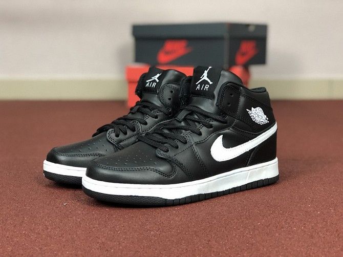 Мужские кроссовки черные с белым Air Jordan 1 Retro 8578 Мелитополь - изображение 1