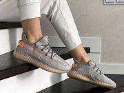 Женские кроссовки серые с персиковым x Yeezy Boost 8902 Мелитополь