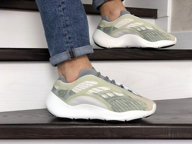 Мужские кроссовки рефлективные белые с бежевым Yeezy Boost 700 V3 8996 Мелитополь - изображение 1