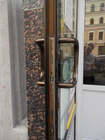 Замена дверной фурнитуры Киев, переделка окон с поворотных на поворотно- откидные, регулировка окон Киев - изображение 1