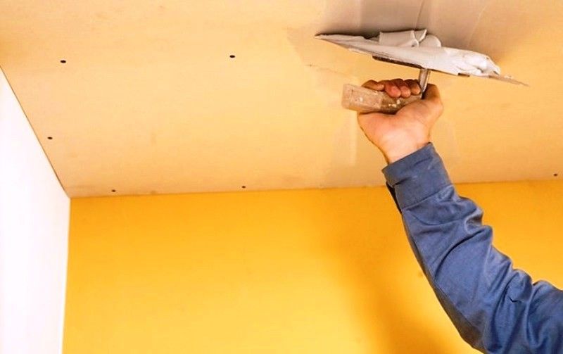 Акустическая система в потолке под шпатлевку. Шпаклевка потолков как правильно. Шпаклевание коробов на потолке. Шпаклевка гипсокартонного потолка. Шпатлевание потолка.