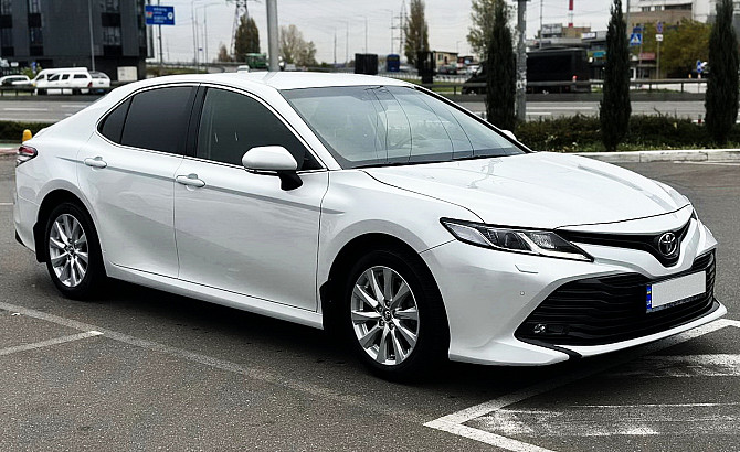 389 Toyota Camry V70 белая аренда Киев - изображение 1