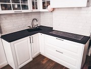 Бетонная чёрная кухня глянцевая цельная, интегрированная мойка из бетона, изготовление под заказ Одесса
