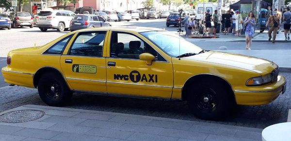 115 Аренда прокат Chevrolet Caprice автомобиль желтое такси на съемки в Киеве Киев - изображение 1