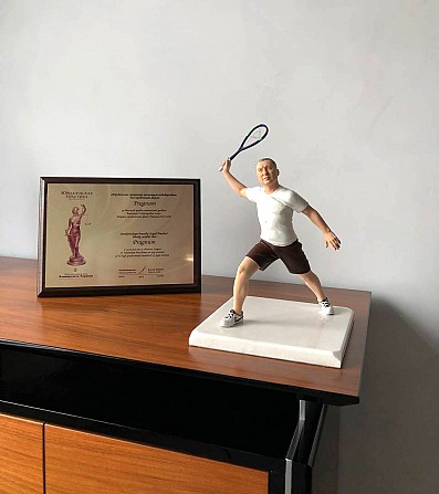 Шаржевая статуэтка теннисиста, производство шаржевых статуэток на заказ Киев - изображение 1