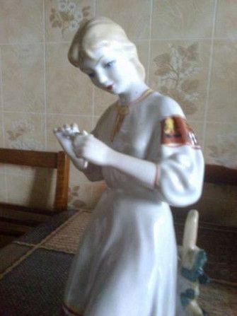 Статуэтка Девушка гадает на ромашке СССР Одесса - изображение 1