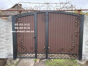 Распашные ворота из профлиста с бетонным забором Кривой Рог