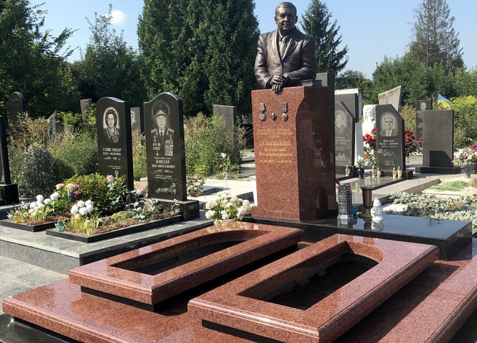 Памятники бюсты из гранита и бронзы на кладбище под заказ Київ - изображение 1