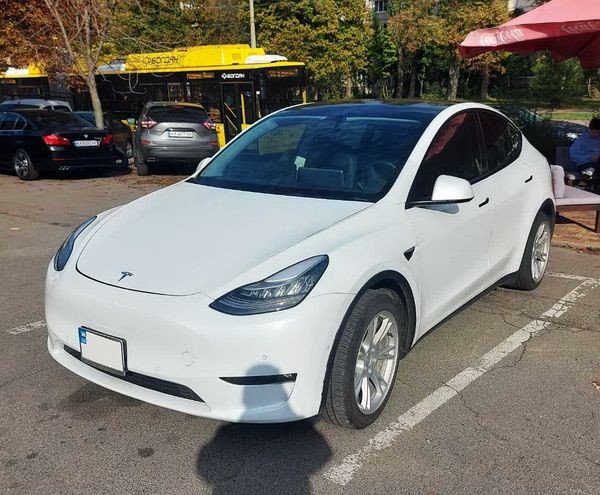 383 Tesla Model Y внедорожник белый аренда авто на свадьбу Київ - изображение 1