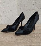 НОВІ оригінальні туфлі Gabriele Union Sadie Pumps /38.5 розмір 24,9 см Раздельная